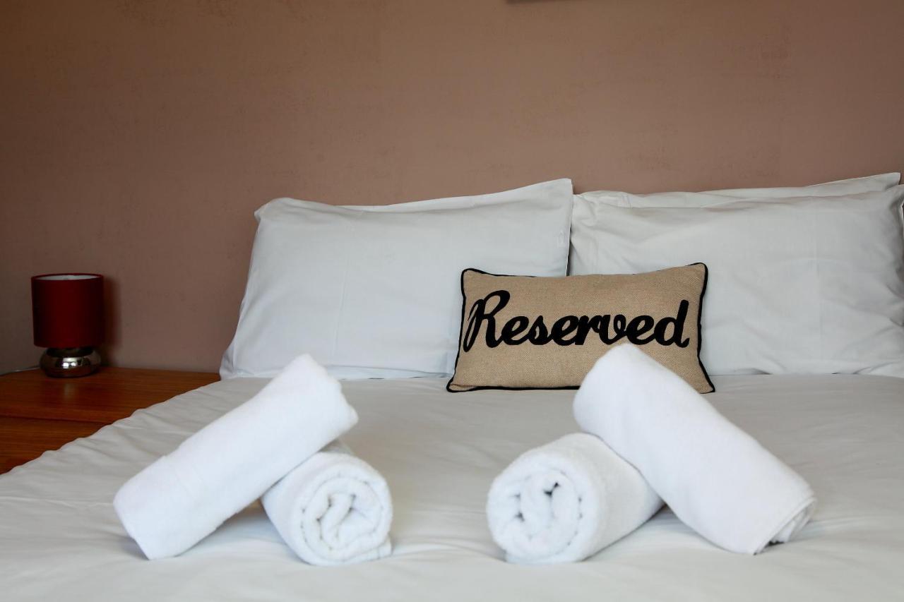 Hampton Court Hotel East Molesey Buitenkant foto
