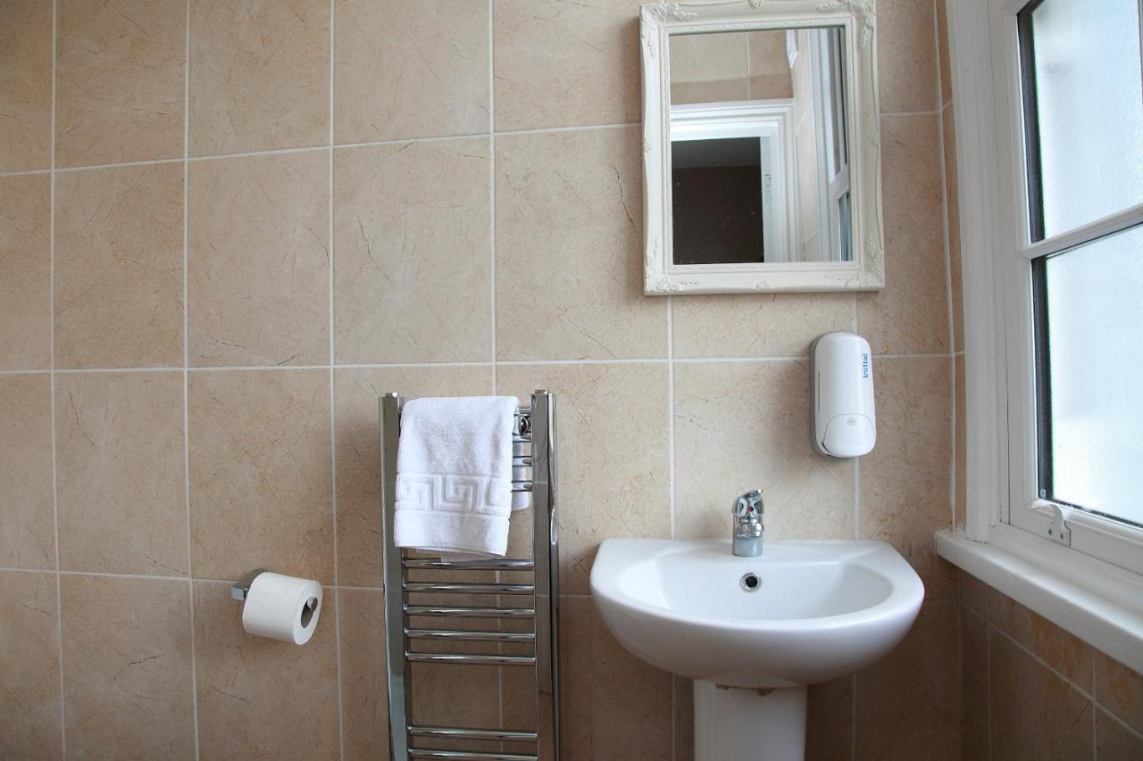 Hampton Court Hotel East Molesey Buitenkant foto