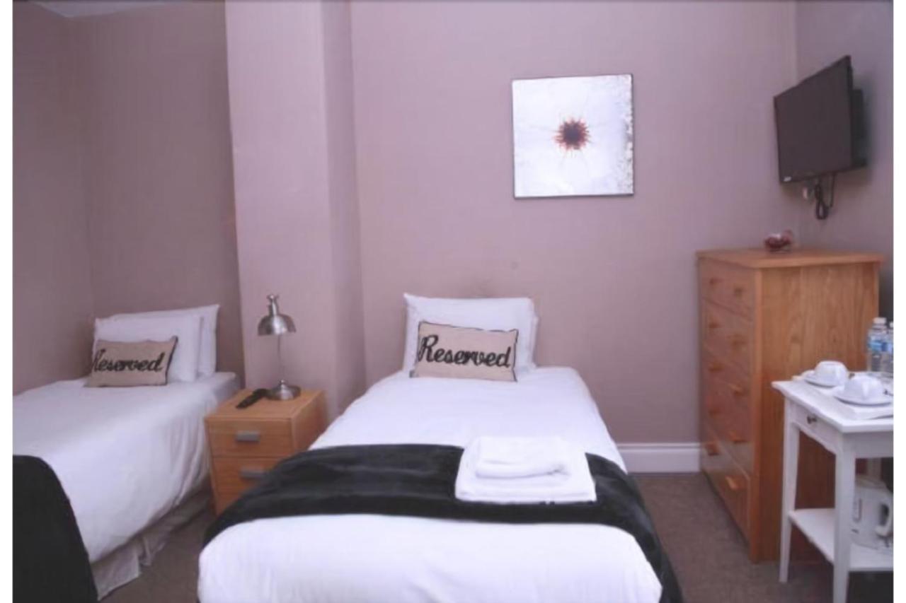 Hampton Court Hotel East Molesey Buitenkant foto
