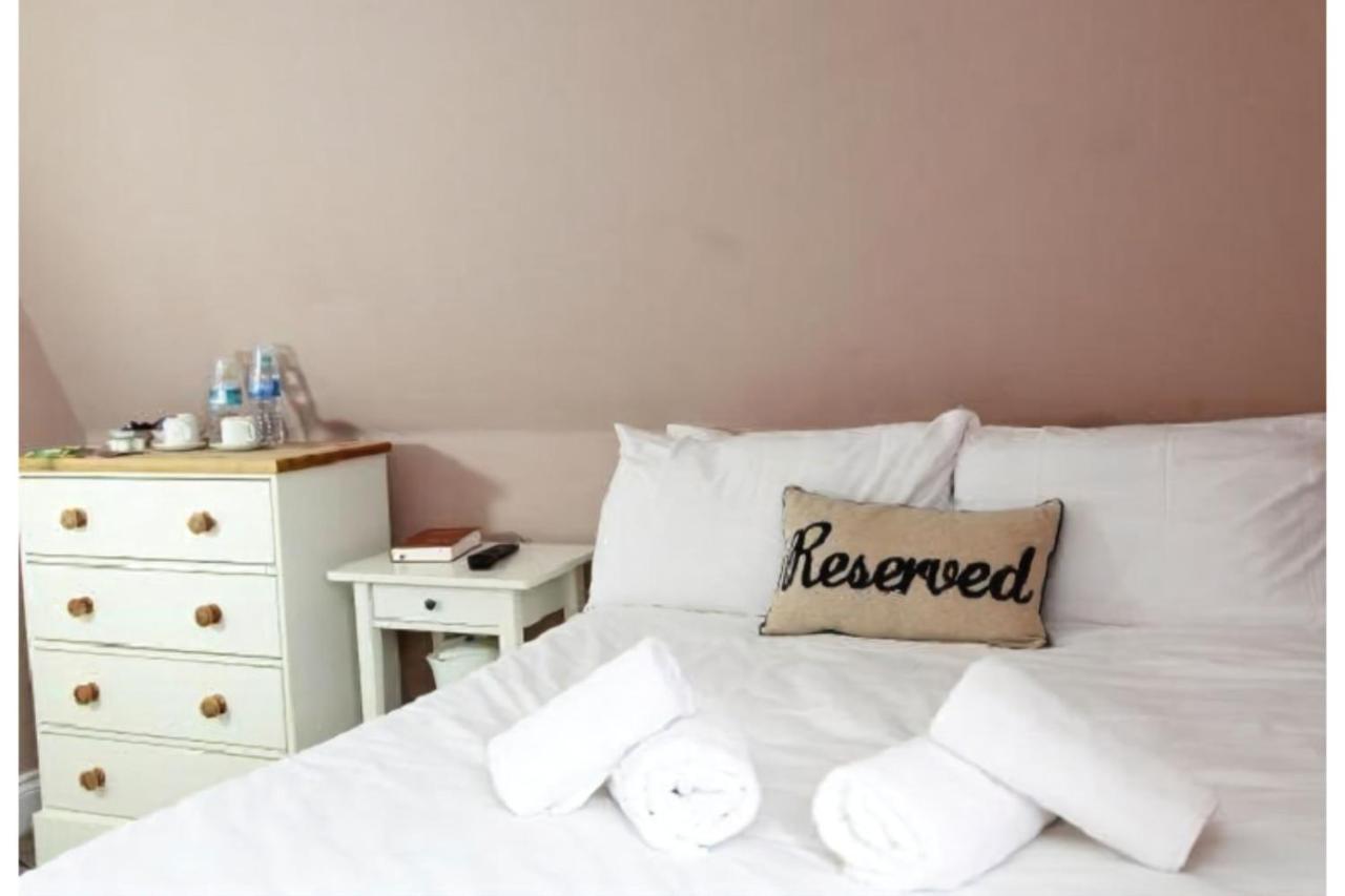 Hampton Court Hotel East Molesey Buitenkant foto
