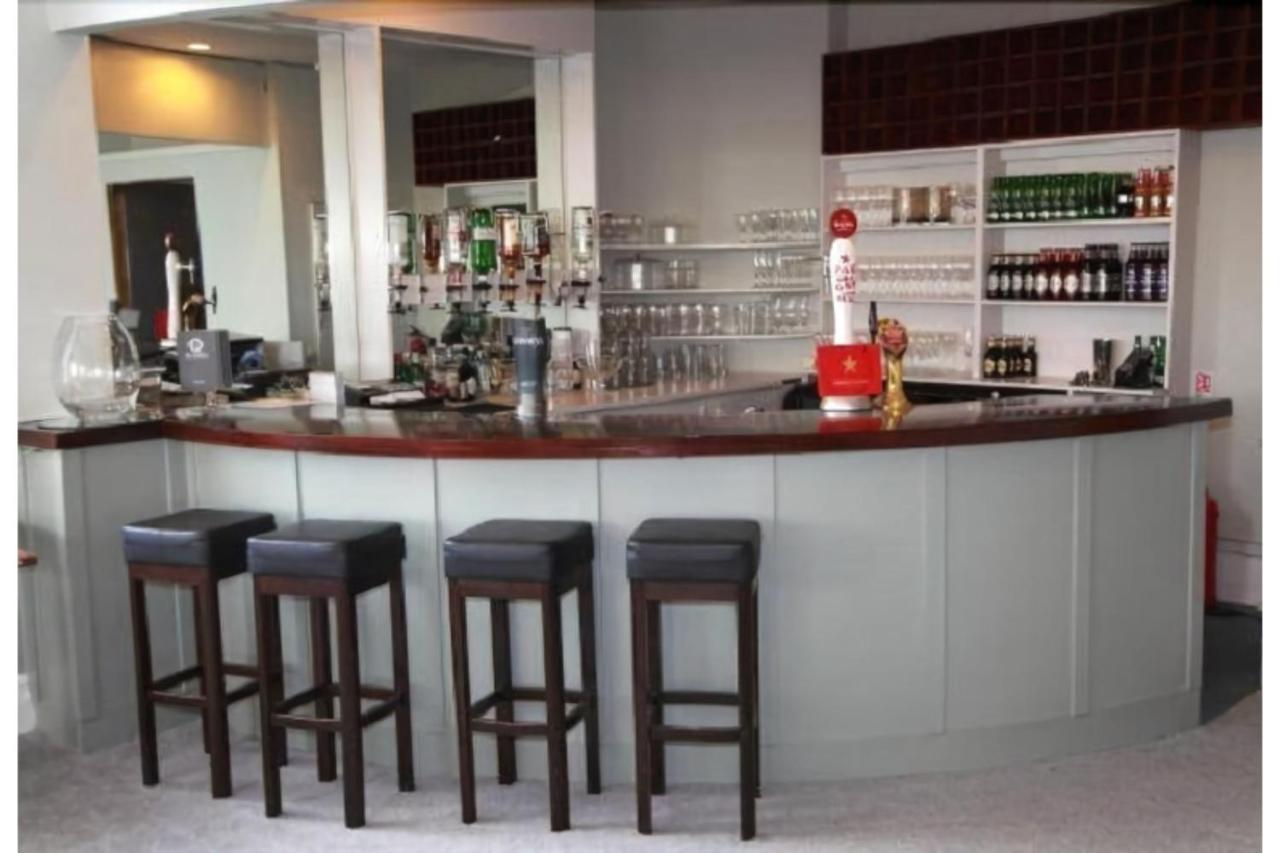 Hampton Court Hotel East Molesey Buitenkant foto