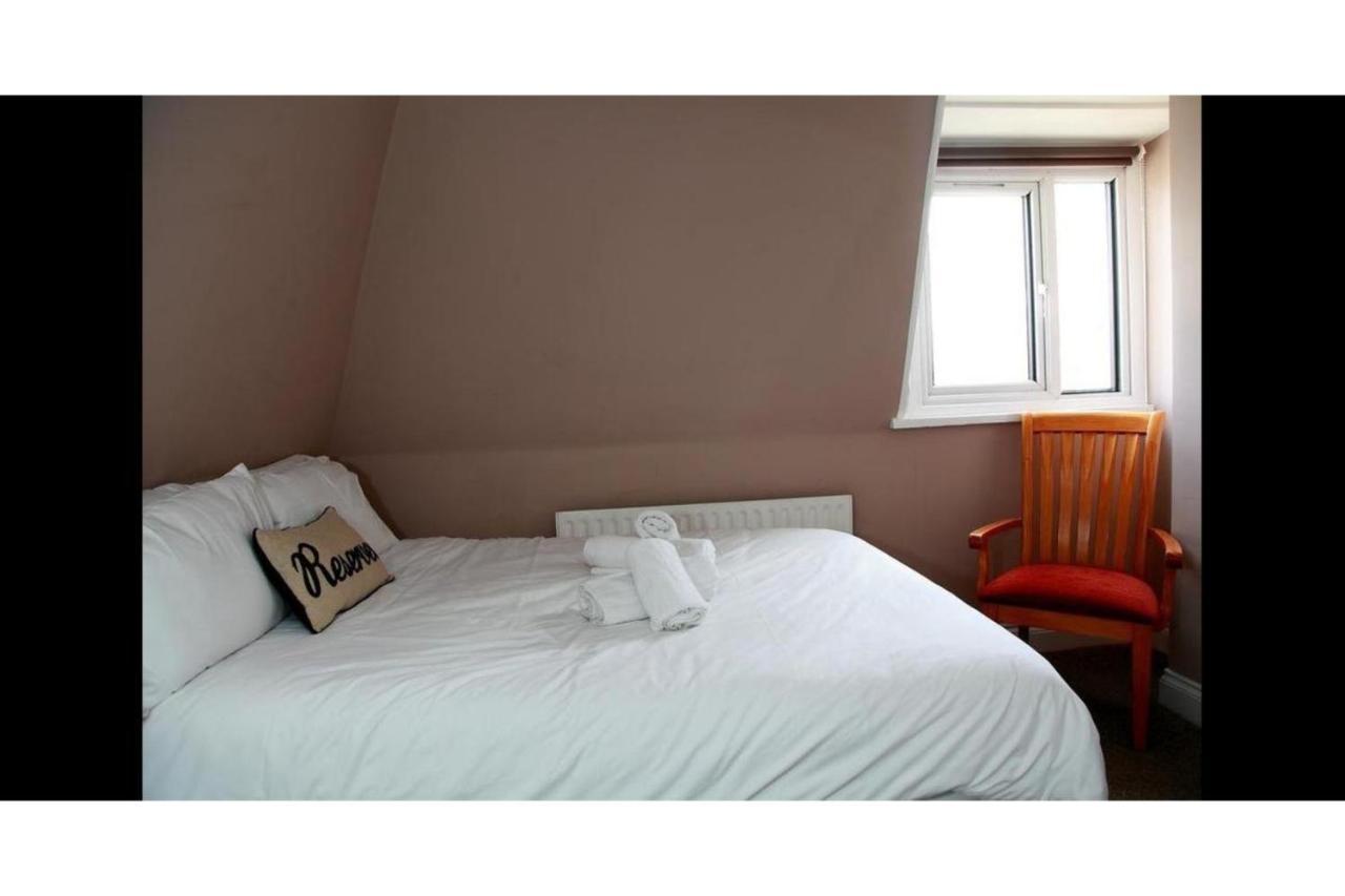 Hampton Court Hotel East Molesey Buitenkant foto