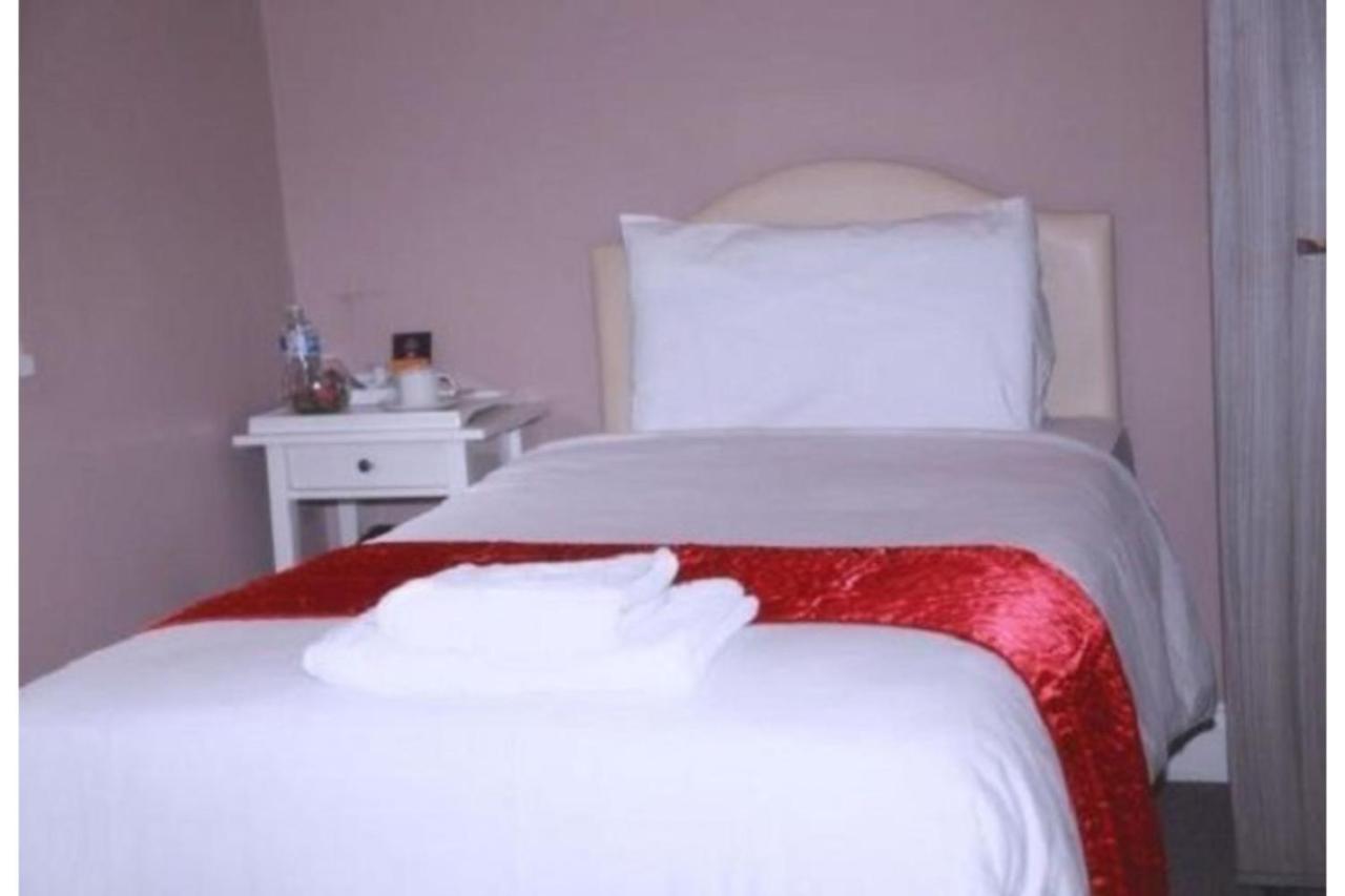 Hampton Court Hotel East Molesey Buitenkant foto